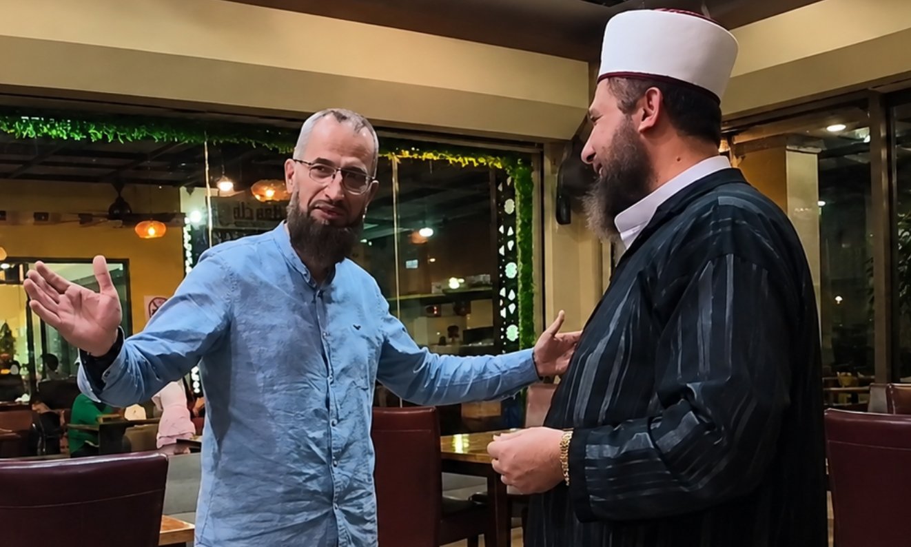 لقاءٌ عابر جمع إياد قنيبي بعبد القادر الحسين في مكان عام بماليزيا